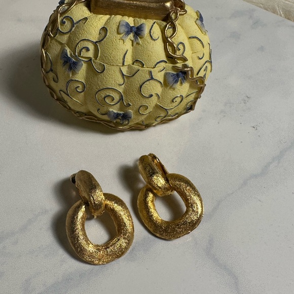 Vintage Gold Tone Door Knocker’s Earrings Clip On - Picture 5 of 7